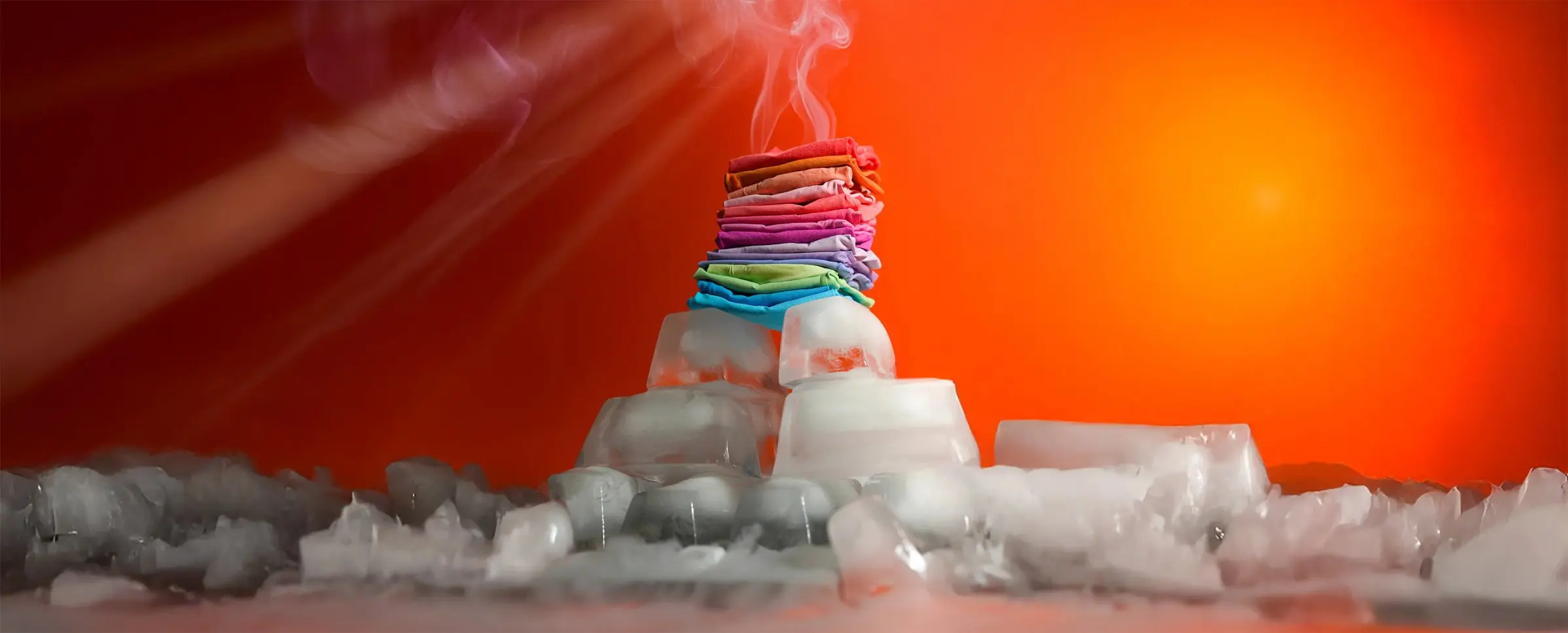 Ropa deportiva Alena de colores doblada en una pila sobre hielo