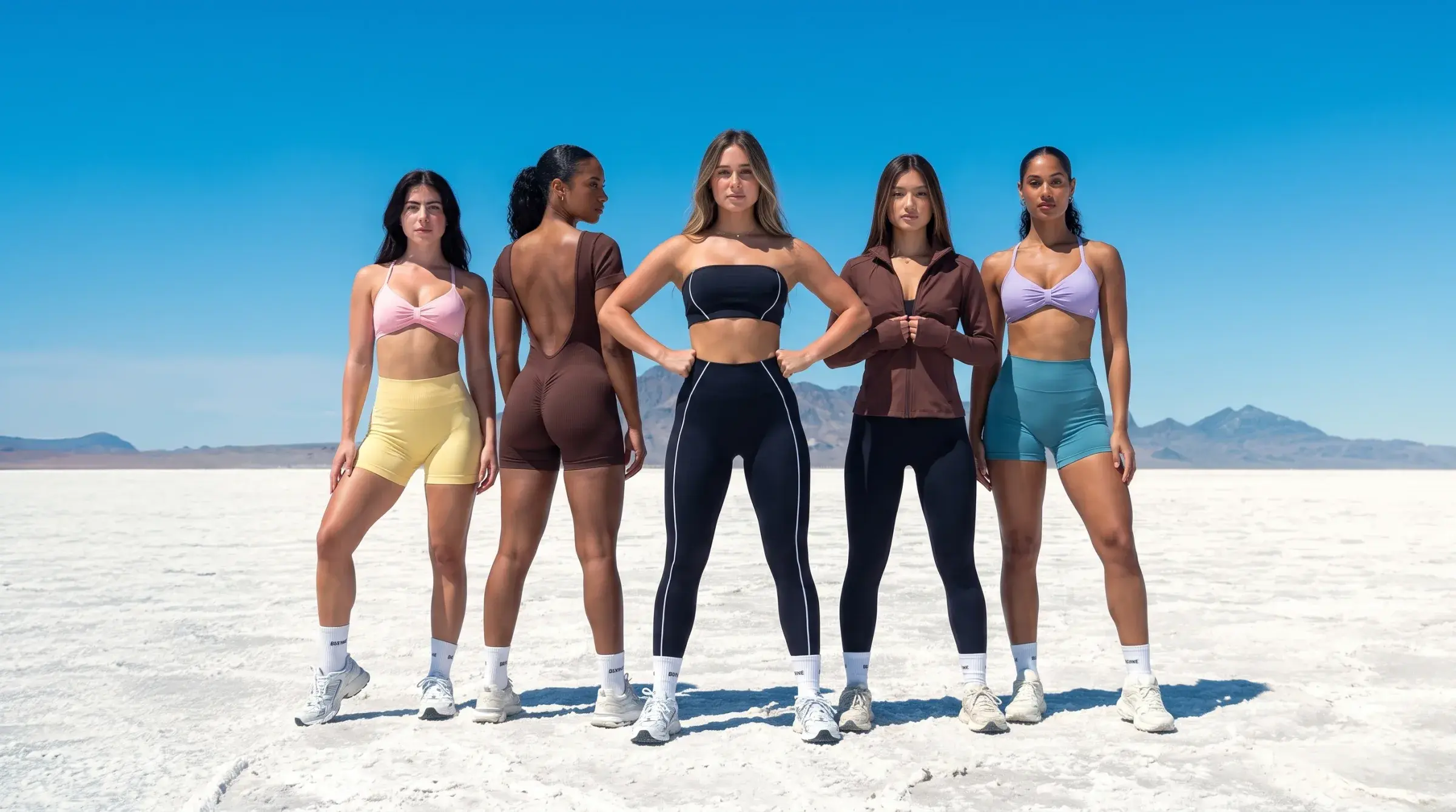 Chicas con ropa deportiva Alena en un salar, con tops, shorts levanta cola, enterizo y chaqueta
