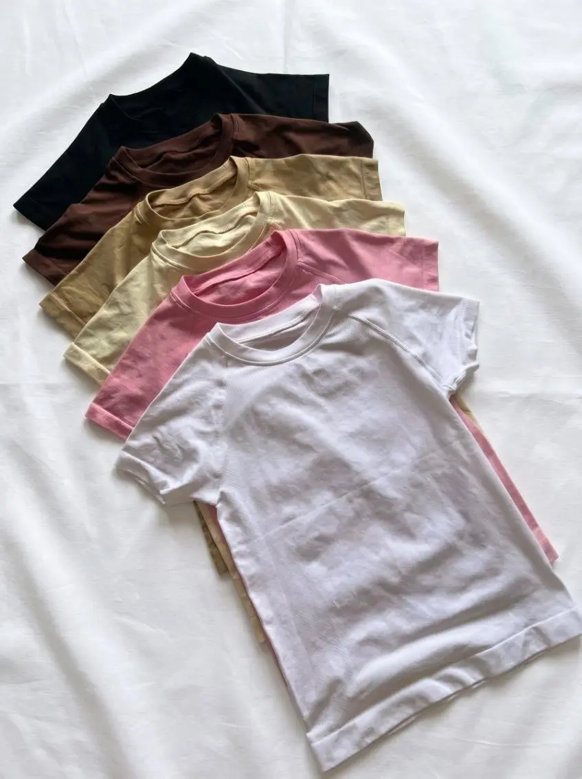 Camiseta Lyra ajustada en seis colores, doblada, con cuello redondo y manga corta
