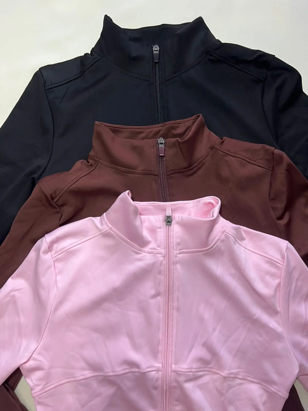 Chaqueta Boreal ajustada con cierre en negro, café y rosa