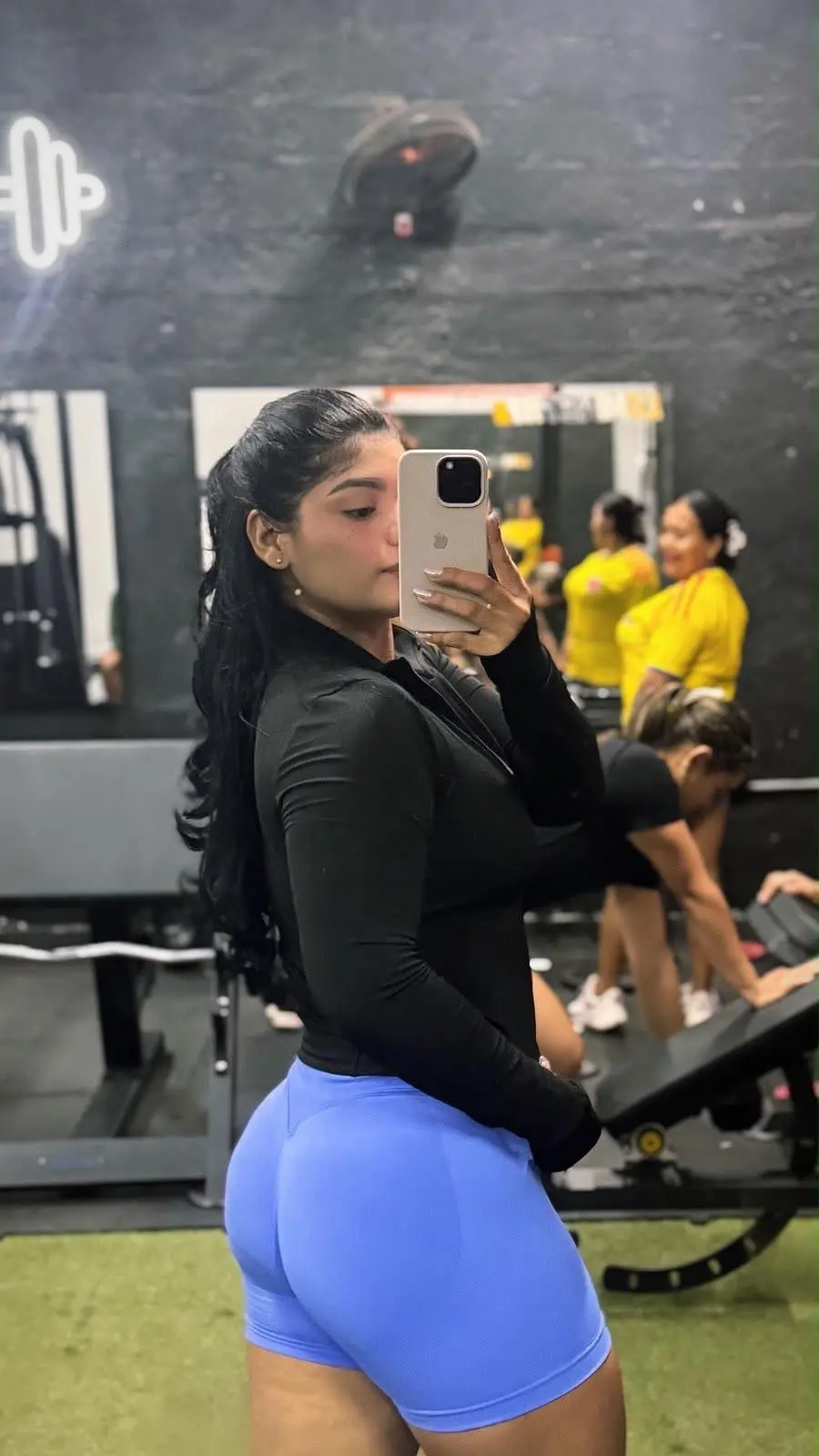 @sifernandez19 con Short Nébula push up y Chaqueta Boreal ajustada de Alena