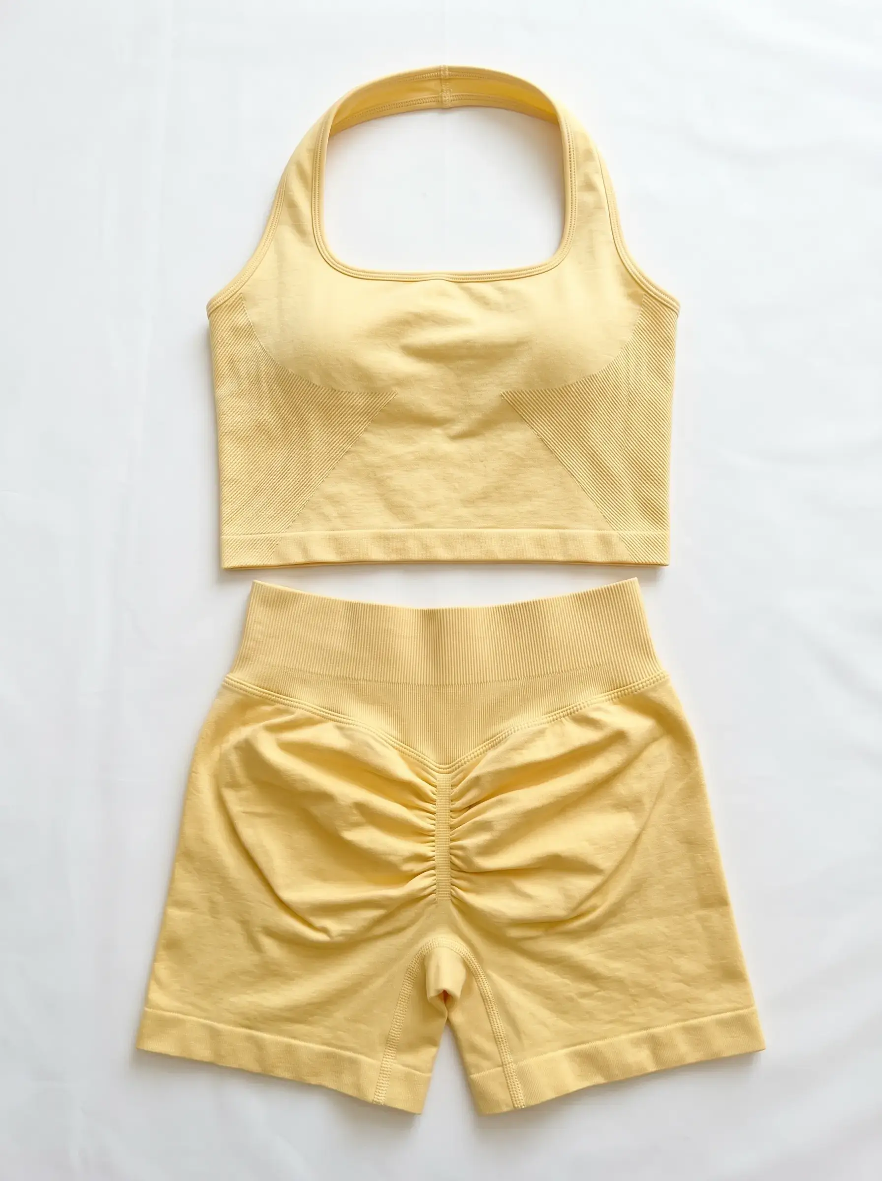 Conjunto Aura top halter y short color amarillo