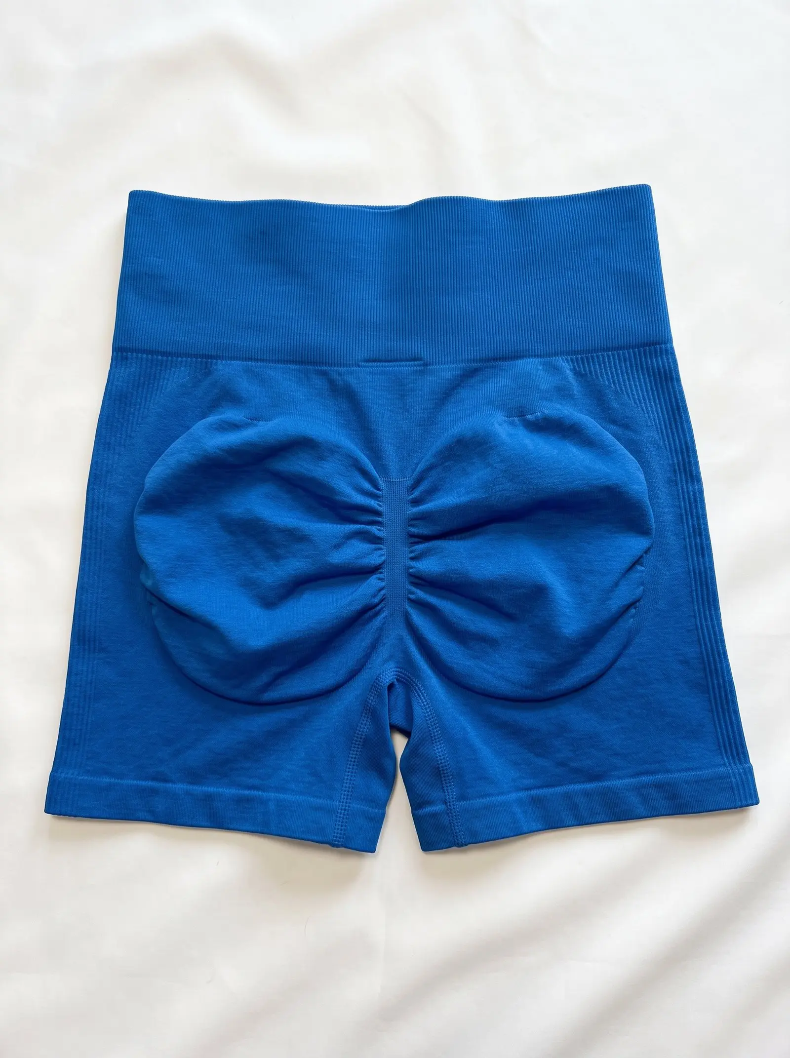 Short Polaris color azul cobalto, vista de espalda con fruncido levanta cola