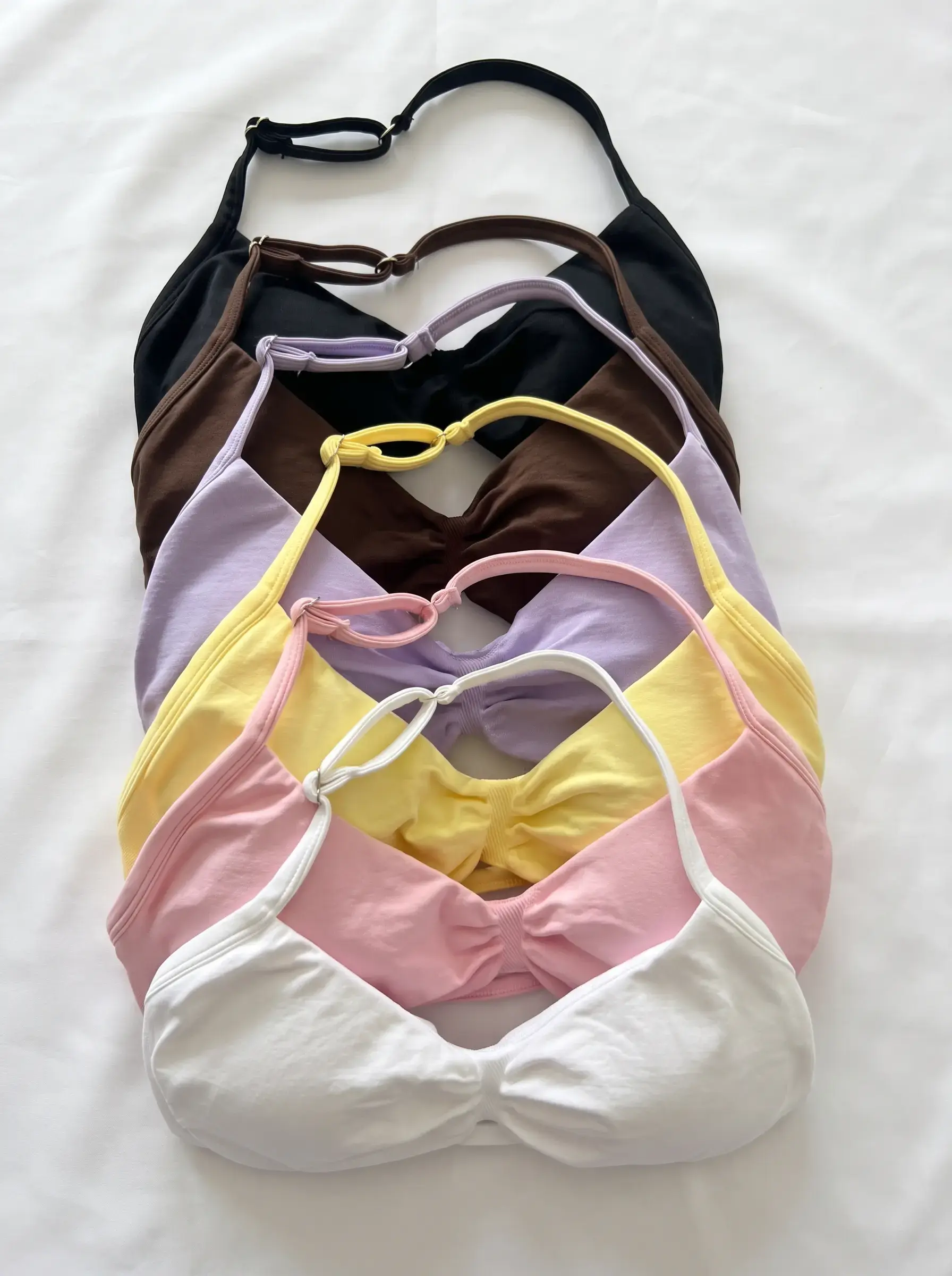 Top Nova bralette halter en seis colores, detalle del fruncido en el pecho y las tiras al cuello